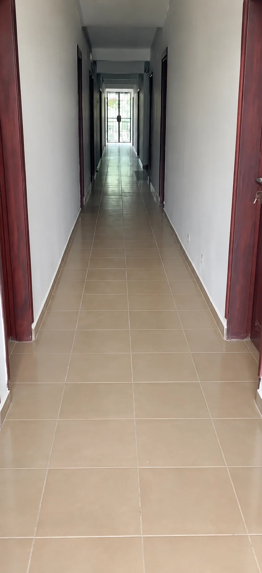Couloir intérieur lumineux et propre