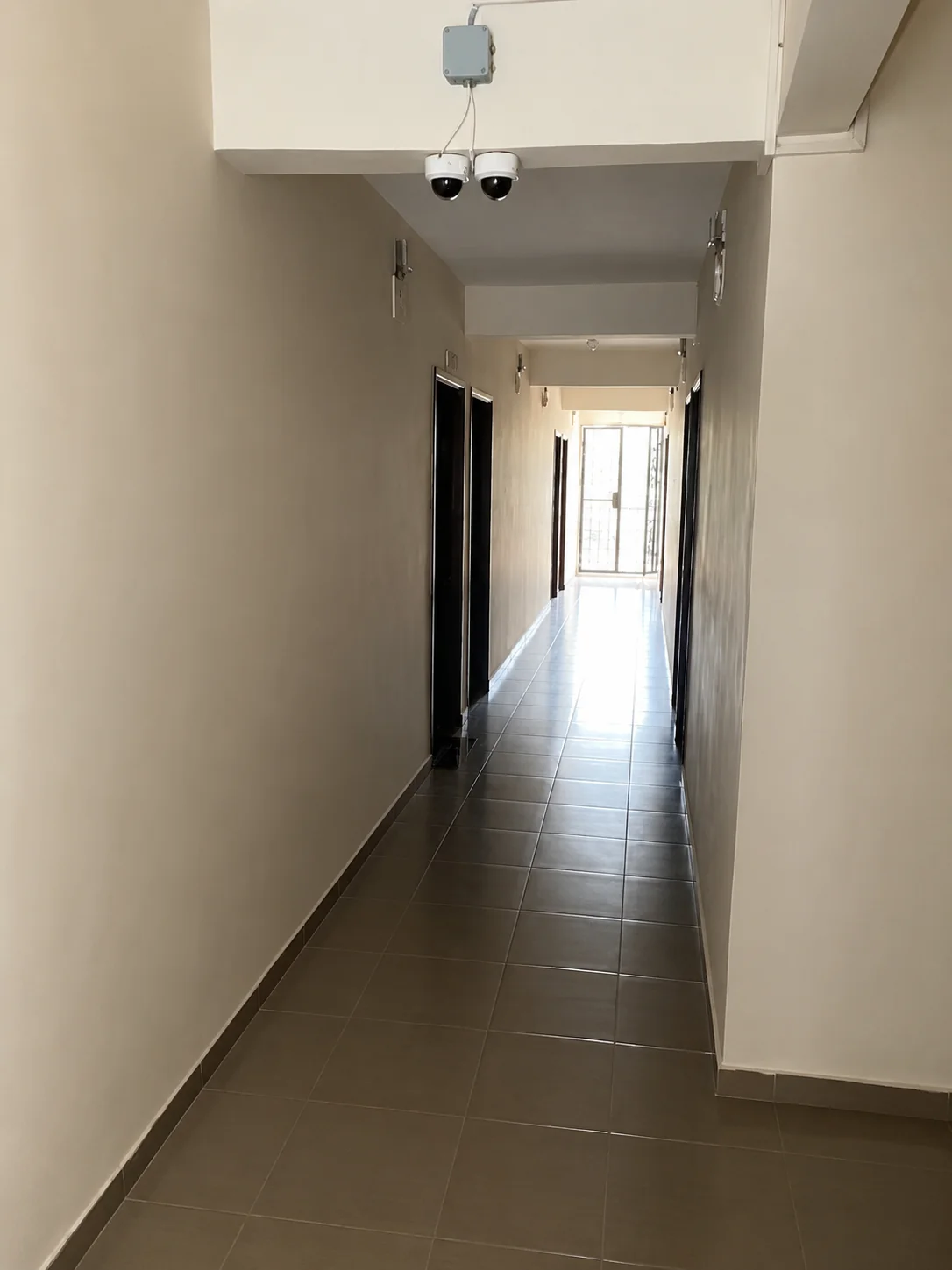 Caméras de vidéosurveillance dans un couloir intérieur