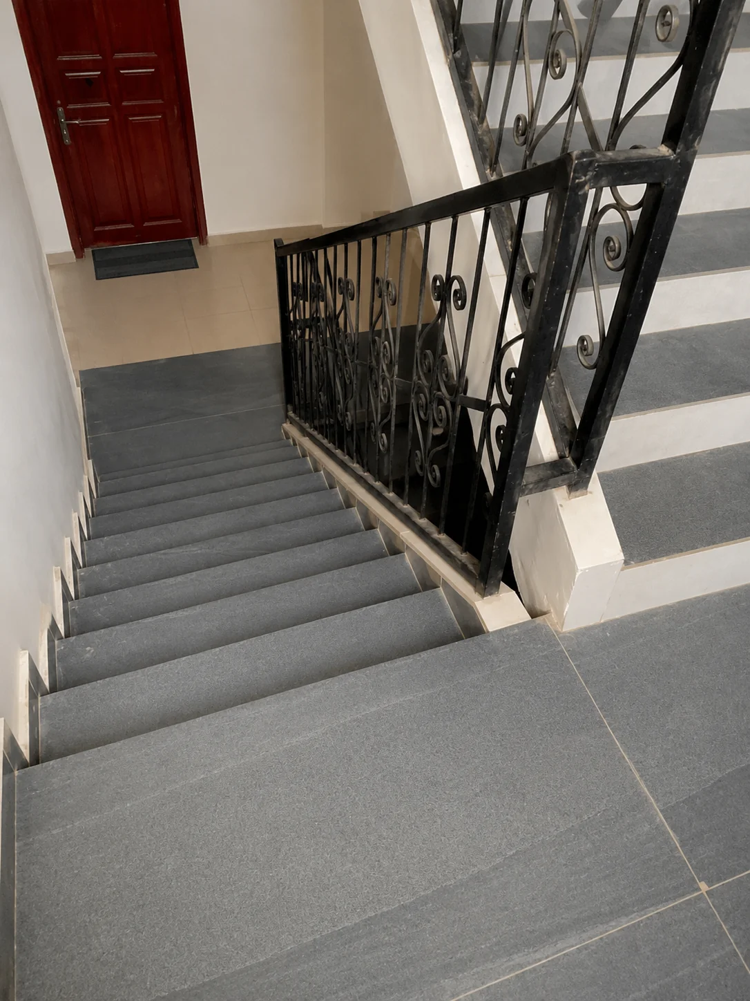 Escalier en granit avec rambarde en fer forgé