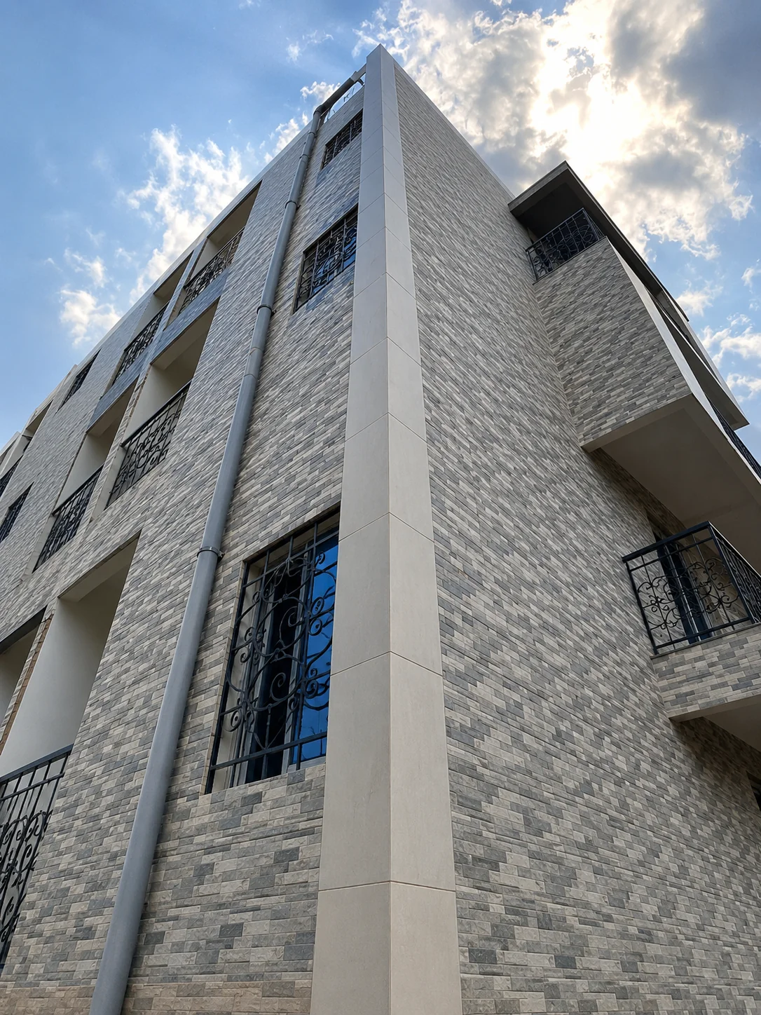 Façade de la résidence DIAMOND CITY PK17 vue en contre-plongée, ciel dégagé