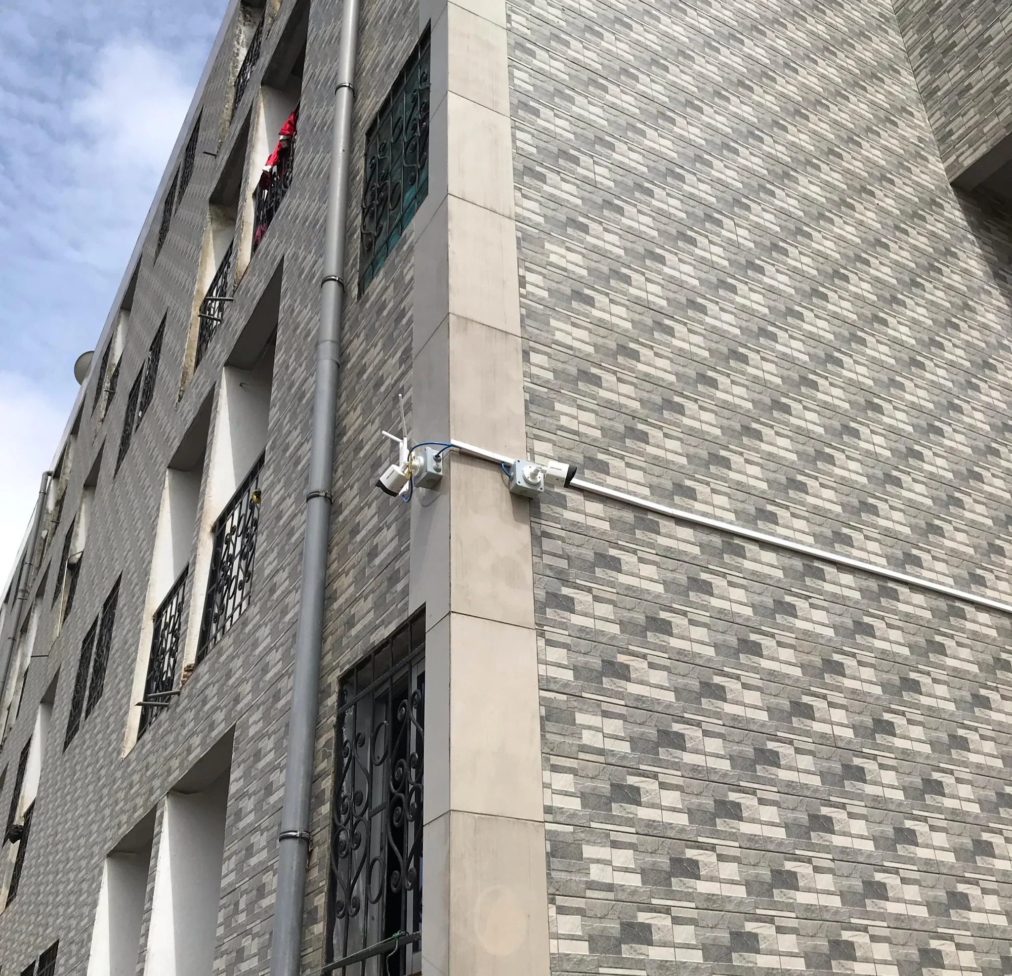 Caméra de vidéosurveillance installée sur la façade