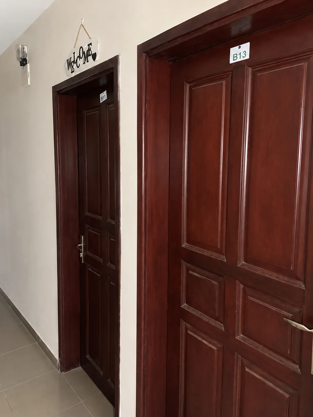 Portes de chambres numérotées dans un couloir